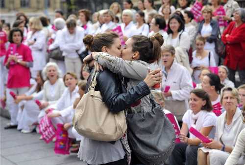 2012年10月、フランス・マルセイユ。同性婚反対デモの前で堂々と口づけする女性2人